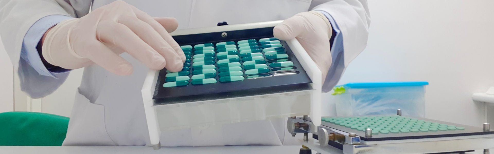 Making capsules in the pharmacy laboratory with a manual machine